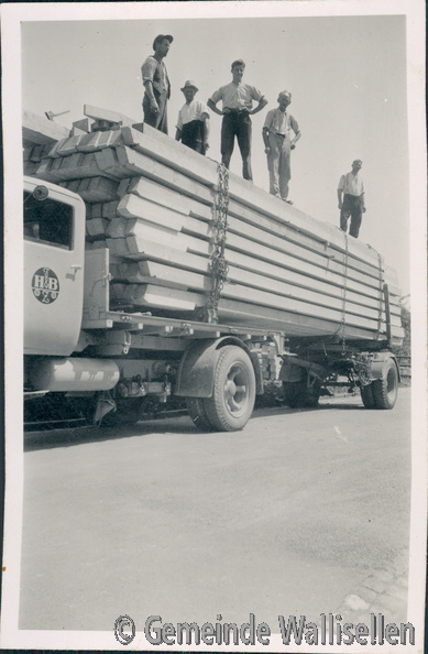 Balkentransport mit Lastwagen