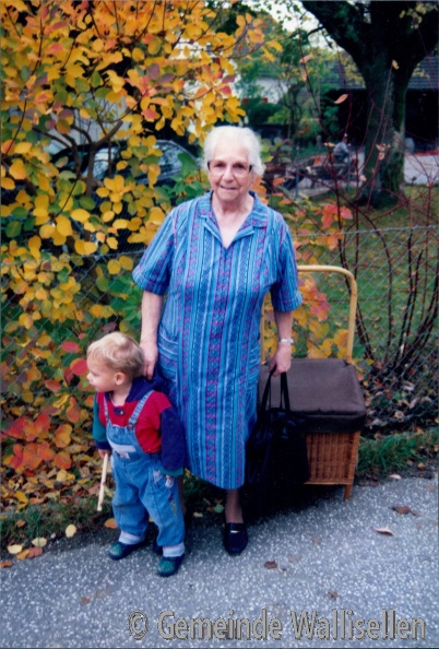 Bauersfrau Gehri mit Enkel