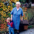 Bauersfrau Gehri mit Enkel