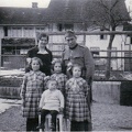 Familie Klöti an der Lindenstrasse im Hintergrund die Häuser Riedenerstrasse 84-88