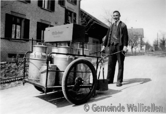 Ernst Schläpfer mit Handwagen des Milchhändlers Albert Krebser alte Winterthurerstrasse 53