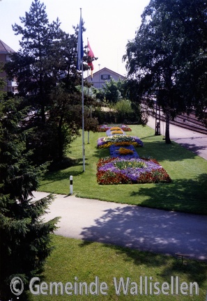 Blumenbeet vor Rest. Bahnhöfli, Schwarzackerstrasse 5, Westansicht
