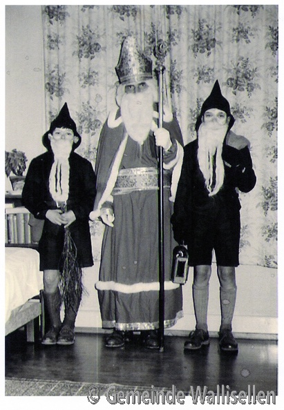 Nikolaus Joseph Mock (Jg. 1908) aus Rieden, mit den Söhnen Werner (li) und Karl als Zwerglein, OM08